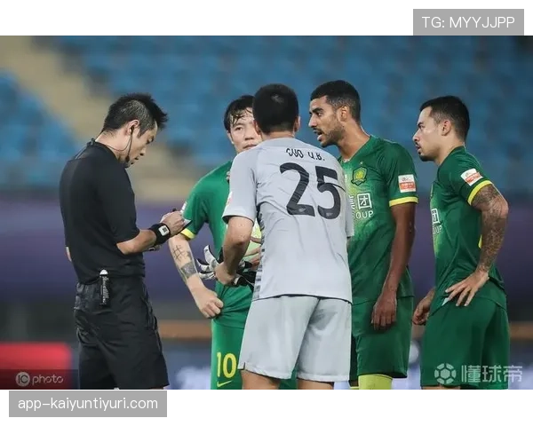 冲撞门将判罚标准真的这么简单？规则背后的细节解析