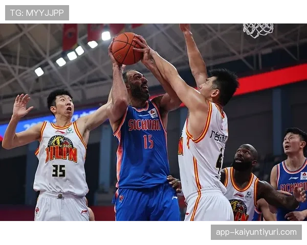 线内线外判罚为何常引发争议？一文看懂边线球归属规则