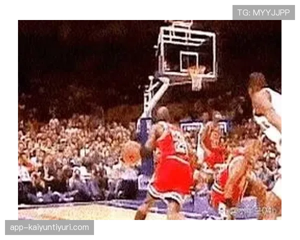 进攻犯规的判定标准：什么动作会被视为非法冲撞或推搡？